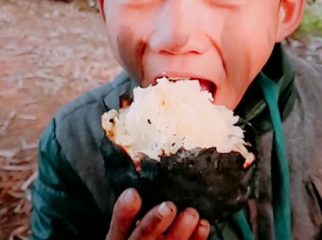 估计一天也只能晚上才有热乎饭吃了.小编看着都心疼极了.