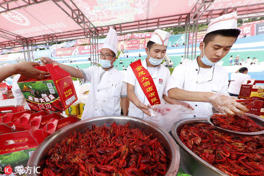 江苏盱眙万人龙虾宴火爆开席 五万食客狂扫龙虾50吨!