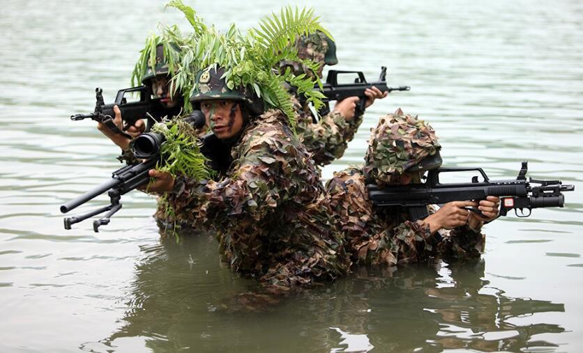 《战狼》没演的特种兵训练:负重50斤训练18个小时 还得生吃