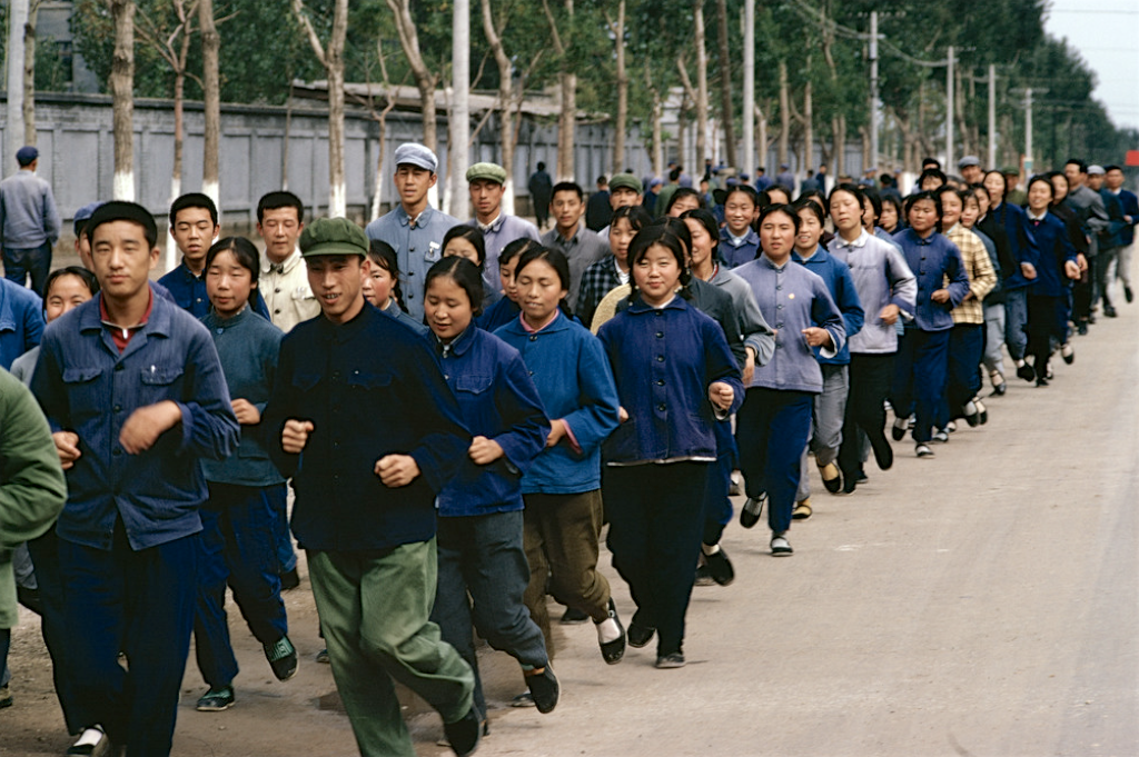 图为大同的工人,工人们集体跑步锻炼,笑的非常的灿烂.