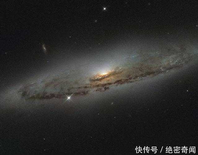 位于6500万光年之外处女星座中的螺旋星系ngc4845,拥有明亮的星系核