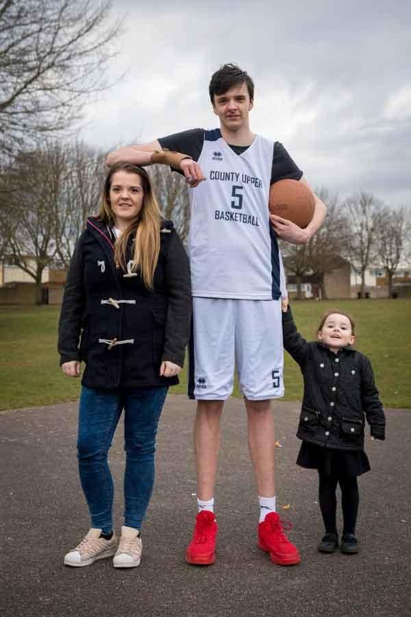 世界上最高的少年,年仅16岁身高2米23