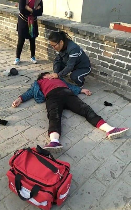 大名县一女子城墙上晨练猝死