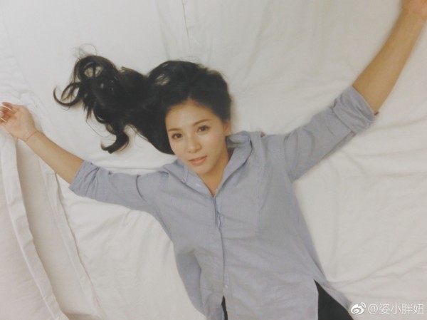 何姿再晒美照 孕妈依旧美艳动人