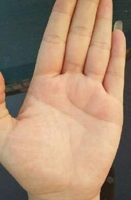 手掌有肉好命女人的手,手掌无肉必定劳碌命