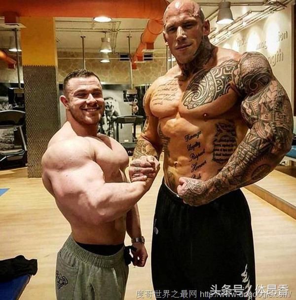 2.03米恐怖肌肉男马丁福特,身材瘦弱的漂亮娇妻说很幸福