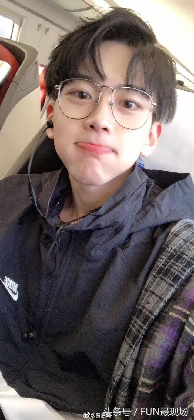 这里必须点名夸赞的是费启鸣小哥哥,笑起来男女通杀,你是不是也赞过他