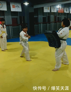 搞笑gif:老婆,我突然也想发个朋友圈晒下老婆!