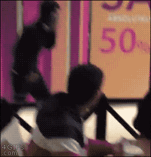 看见美女就想耍酷,少年刷卡还是现金啊?