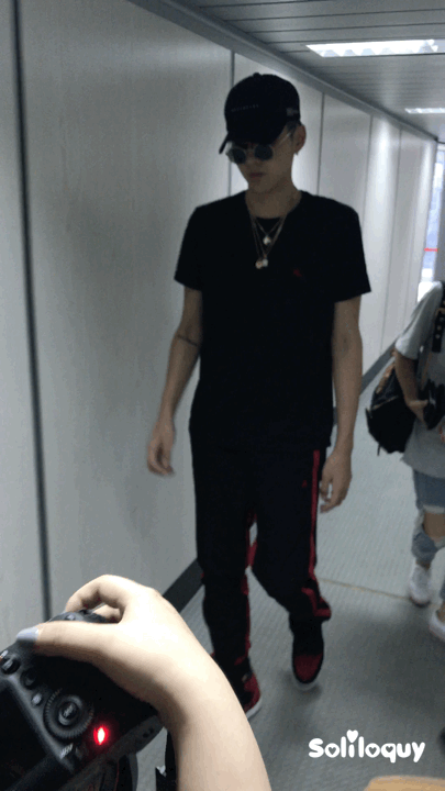 [吴亦凡][新闻]170803 吴亦凡长沙出发返京 妮妮合唱《时间煮雨》表白