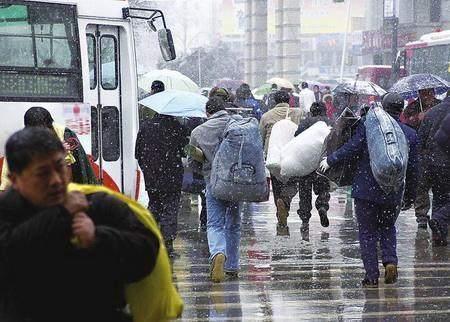 农民的辛酸:60多岁还要外出打工,什么时候才能真正"退休"?