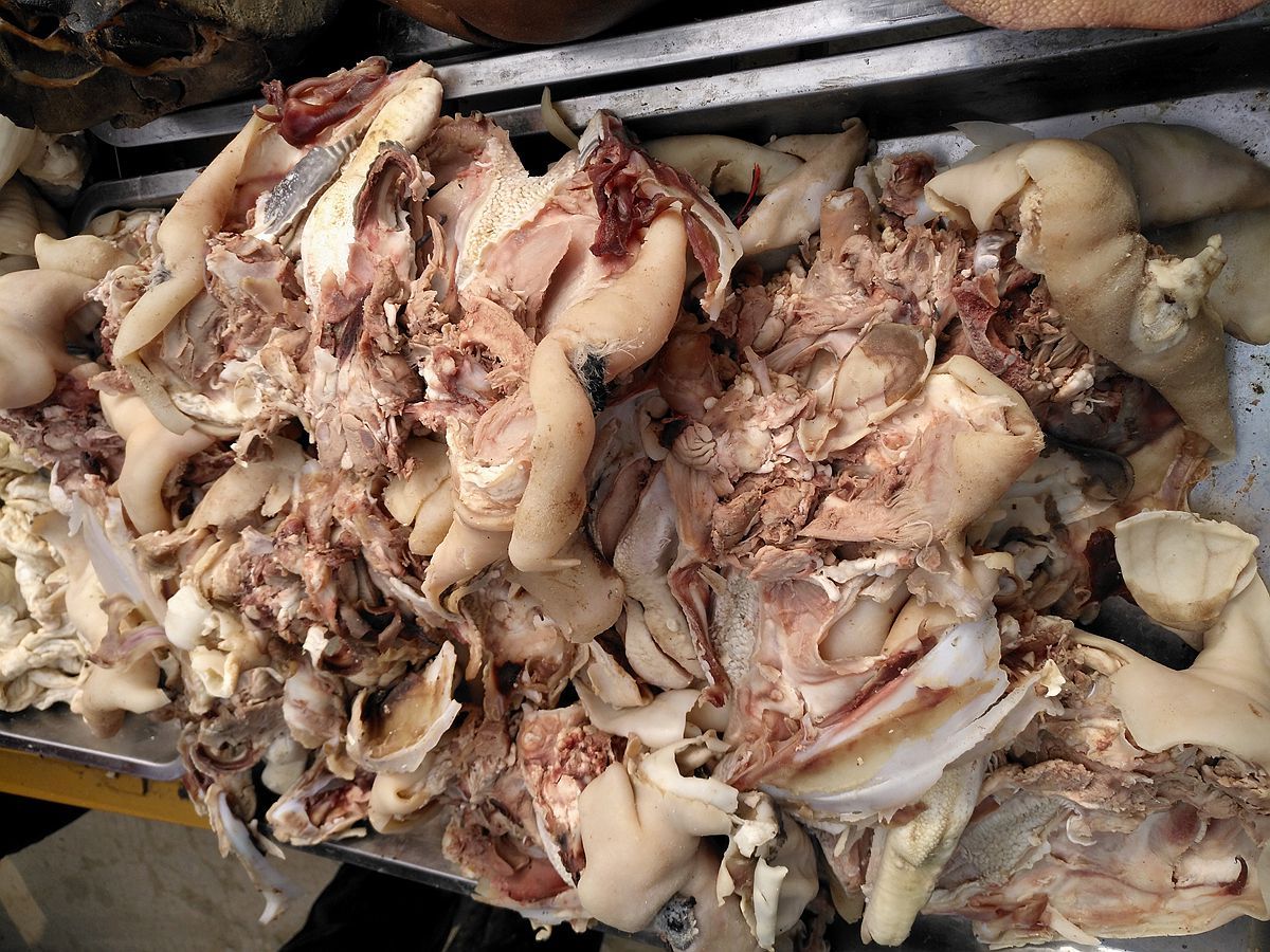 这是老板卖的羊头肉,十七块钱一斤,明显没有猪头肉好卖,卖相也不好看.