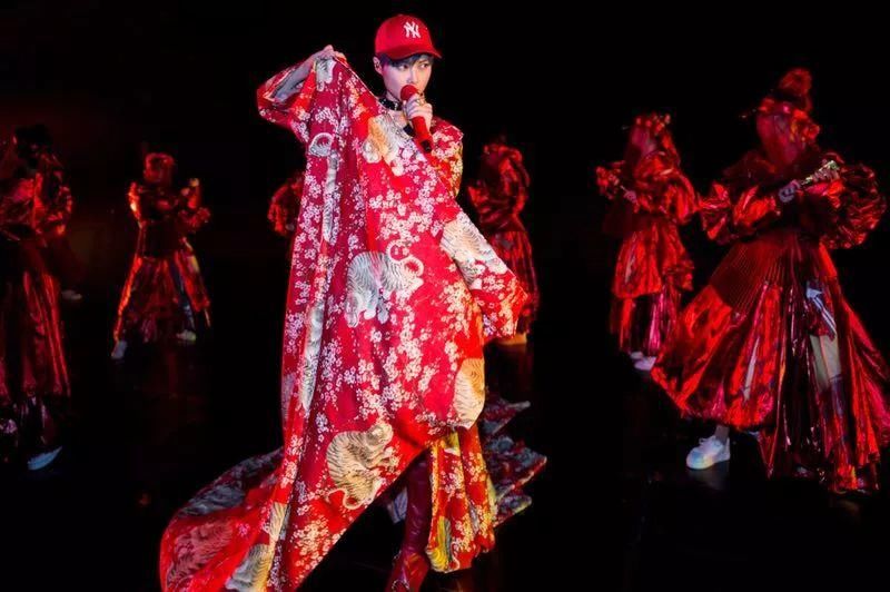 在魔幻的神秘气氛中,李宇春身着红色印花虎袍演唱《流行》,在多屏跨