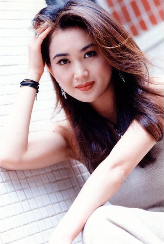 2000 年10月1日,温碧霞嫁予香港巨贾何祖光,婚后就淡出娱乐圈,表演