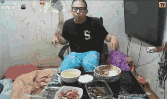 爆笑段子gif图:妹子,这身材来纹身能穿的低调点吗