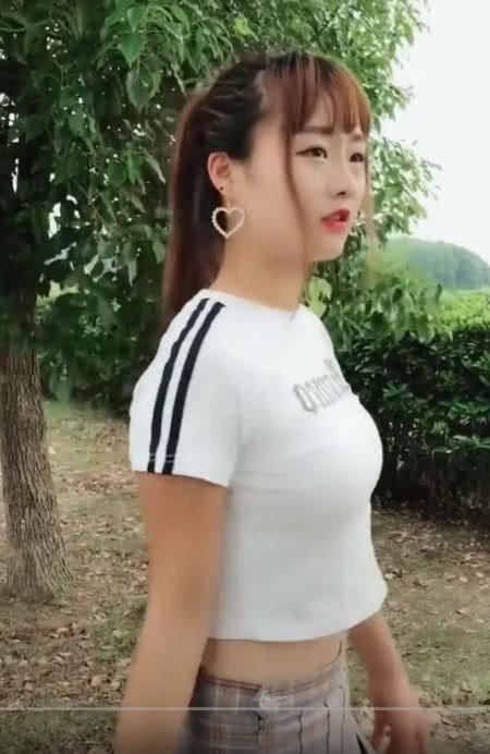 小姐姐身材好穿短裙下腰,一道亮丽的风景!网友:摄影师