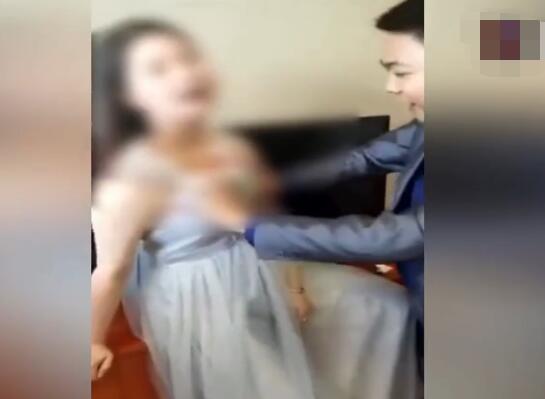 伴娘婚礼上遭男子揉胸 竟积极配合哈哈大笑