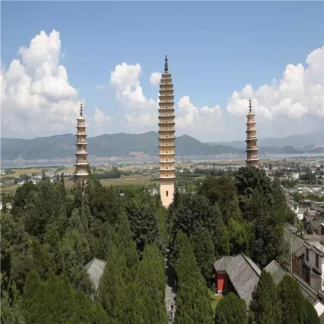 出大理古城西北约1公里处就是崇圣寺三塔,它可是大理的标志性建筑呢!