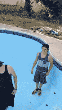 搞笑gif: 大爷真是厉害, 宝刀未老啊!