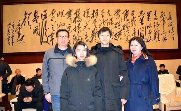 刘思齐儿女携孩子纪念主席诞辰125周年照片,张玉凤