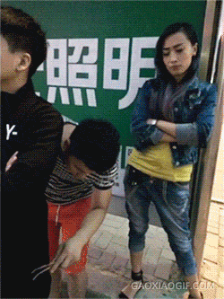 爆笑gif动图:好熟悉哦!你知道她是谁吗?