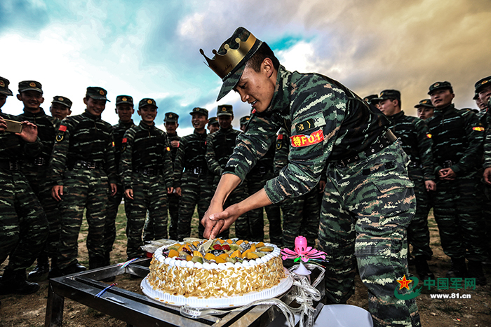 当战友们把生日蛋糕喂到小宋的嘴边时,他眼睛里闪烁着幸福的泪光.