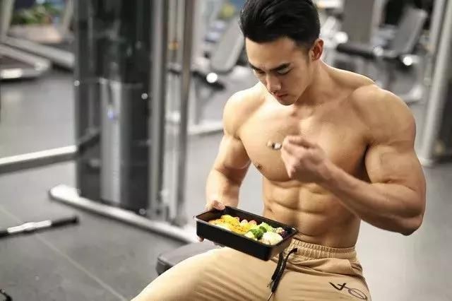 太励志了!胖屌丝逆袭彭于晏,肥肉变巧克力腹肌!