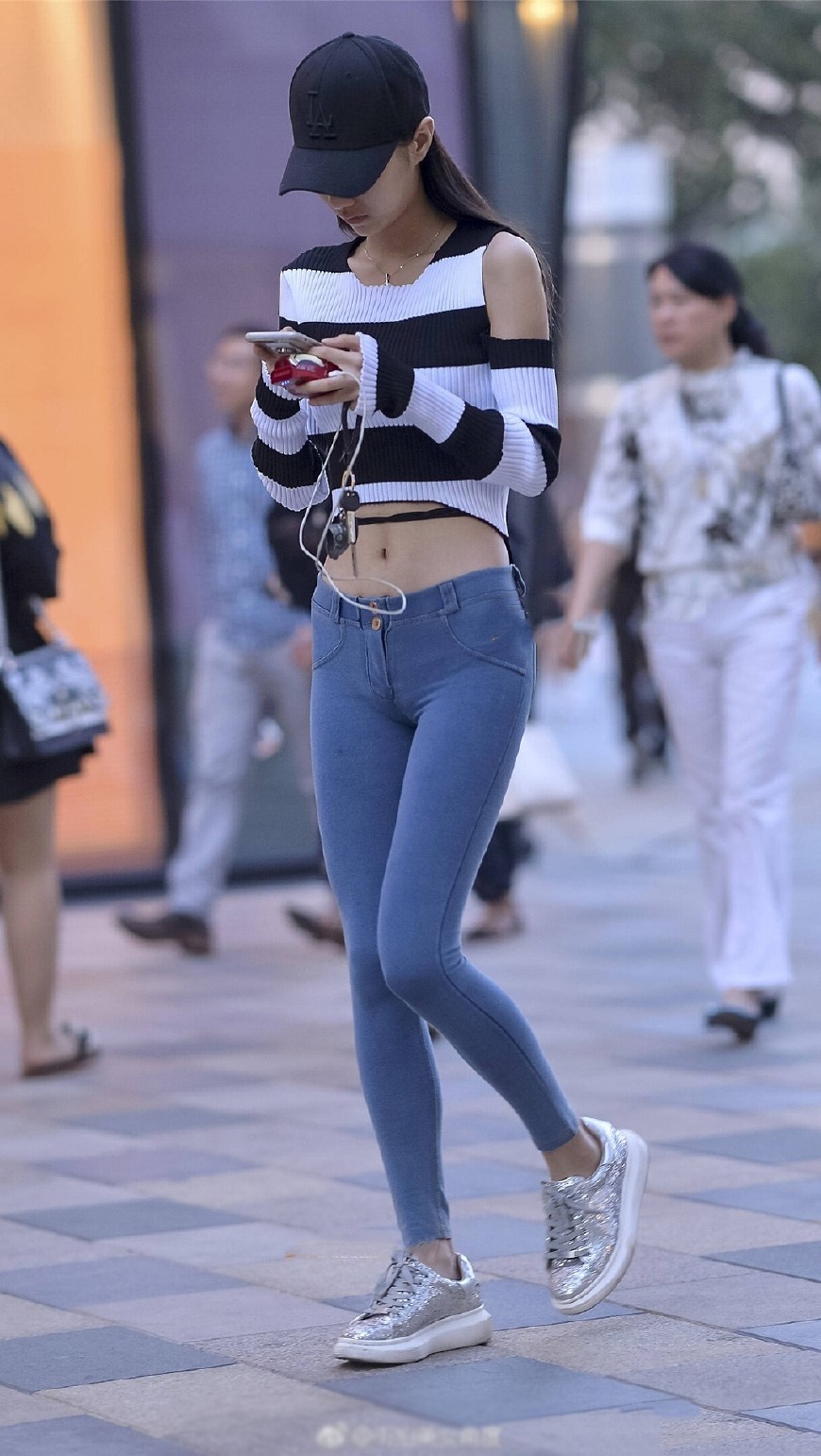 苗条美女身高一米八,穿一件紧身牛仔裤就更加显高了