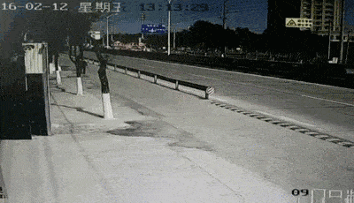 摩托车相对于轿车或其他车辆来说,更叫灵活轻便,有的驾驶人在车流中