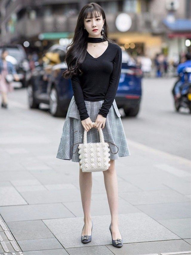 街拍:小姐姐身穿a字半身裙,真的是气质满满