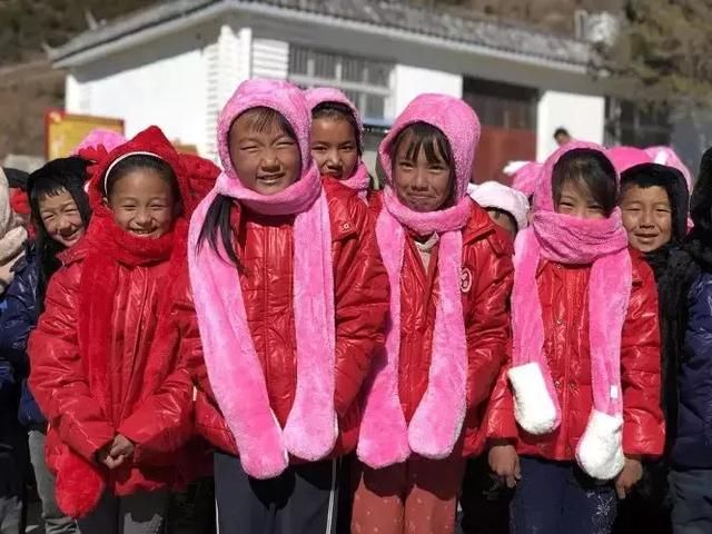 对于高寒贫困山区的学生来说,如果他们有一副御寒的手套,就可以告别