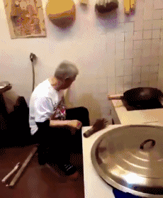 搞笑gif趣图:你也曾经有过夹不起菜的尴尬吗?