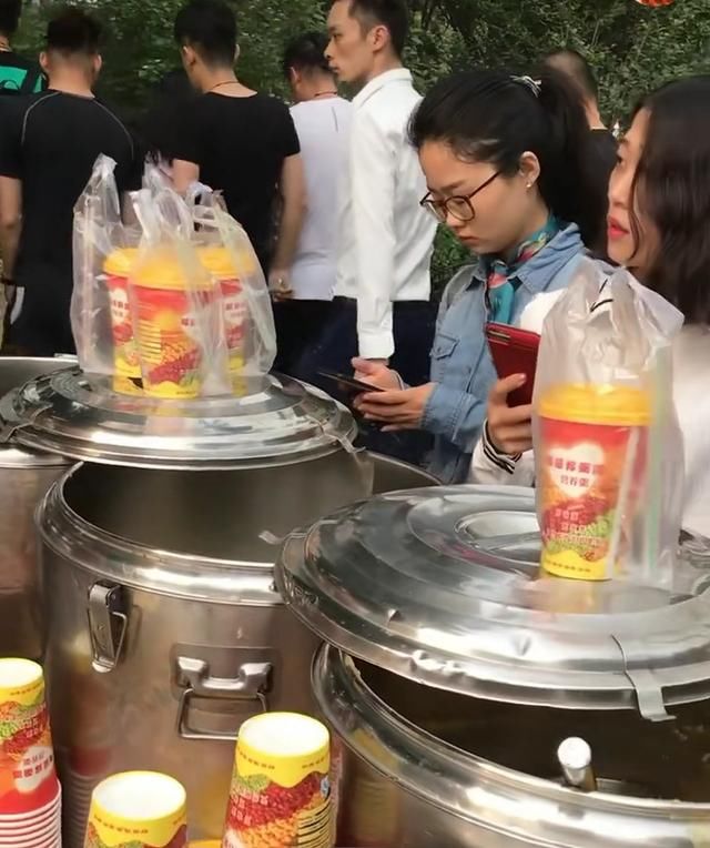阿姨在北京摆摊卖早餐粥,一天能卖300杯!网友:北京能摆摊吗?
