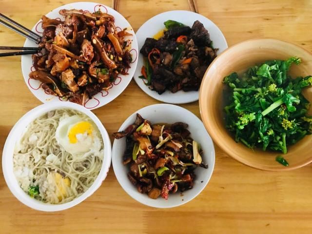 临时回家,碰到爸爸的生日大餐,看着桌上的饭菜,顿时泪