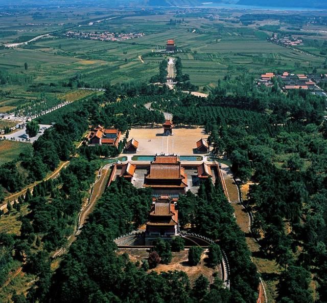 康熙皇帝的嫡皇后孝诚仁皇后崩逝,开始筹建景陵.