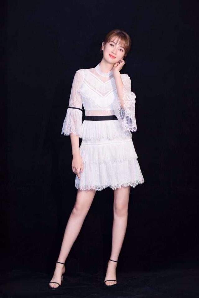 乔欣机场展甜美笑容,素颜出镜肤白貌美,网友:新晋素颜女神!