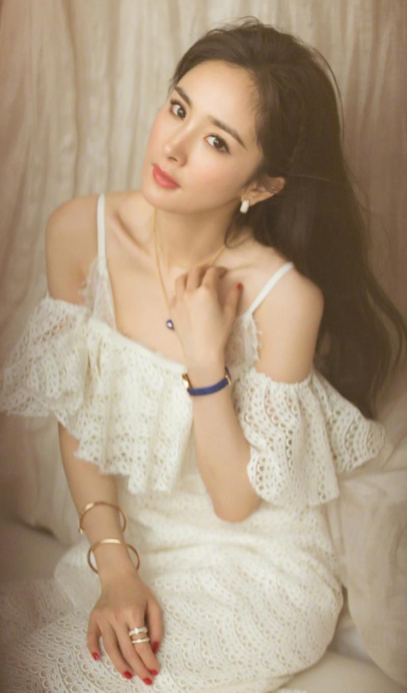 杨幂白色吊带裙性感妩媚图片