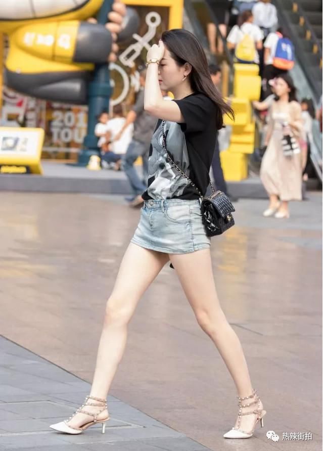 街拍:妹子的筷子腿又白又长,简直黄金比例