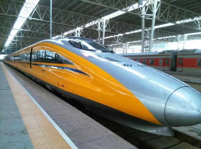 中国神秘土豪金高铁,每天凌晨出发,时速400km!乘客身份很特殊
