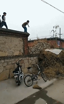 搞笑gif:当初他叫铁脚李,现在他叫铁拐李