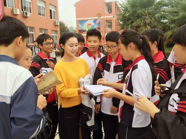 青年演员陈园媛和王高明现身陶山镇中学被"围攻