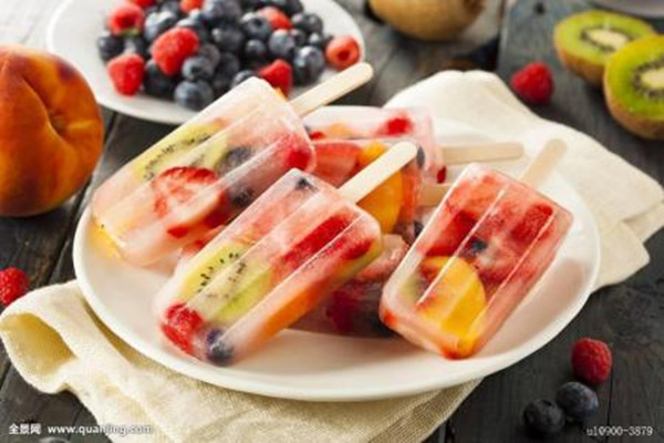 答曰:引进马来西亚先进的水果冰棍制作配方,采用新鲜美味的水果作为