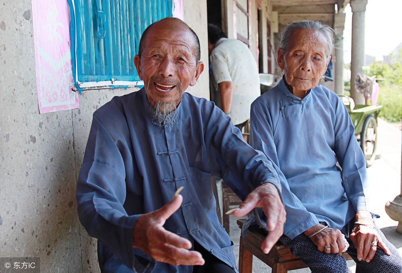 百岁老人姐弟恋幸福生活80年,邻居分析老人长寿的原因