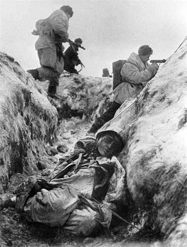 列宁格勒战役中的苏联军队,1941年11月1日 战士们在勃兰登堡门上挥舞