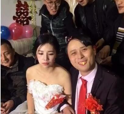 婚礼上新郎急着亲吻新娘,但却因用力过大,后来的画面尴尬了