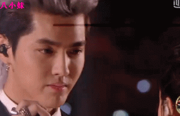 为避嫌吴亦凡都没跟赵丽颖互动?谁知台下采访时他全露馅了!