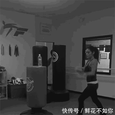 爆笑gif动图:和女朋友拍照的时候,你是不是这个样子啊