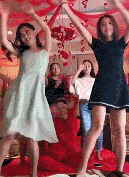 搞笑gif:想当网红也不该把妹子吓成这样啊!活该孤独终生