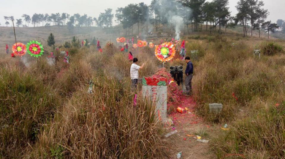 农村扫墓祭奠活动很是热闹,在外面的人都纷纷地赶了回来