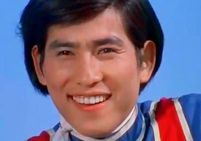 第六位是雷欧奥特曼,人间体是凤源.